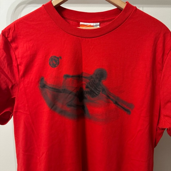 LARGE RED PUMA SOCCER SHIRT - Picture 2 of 5